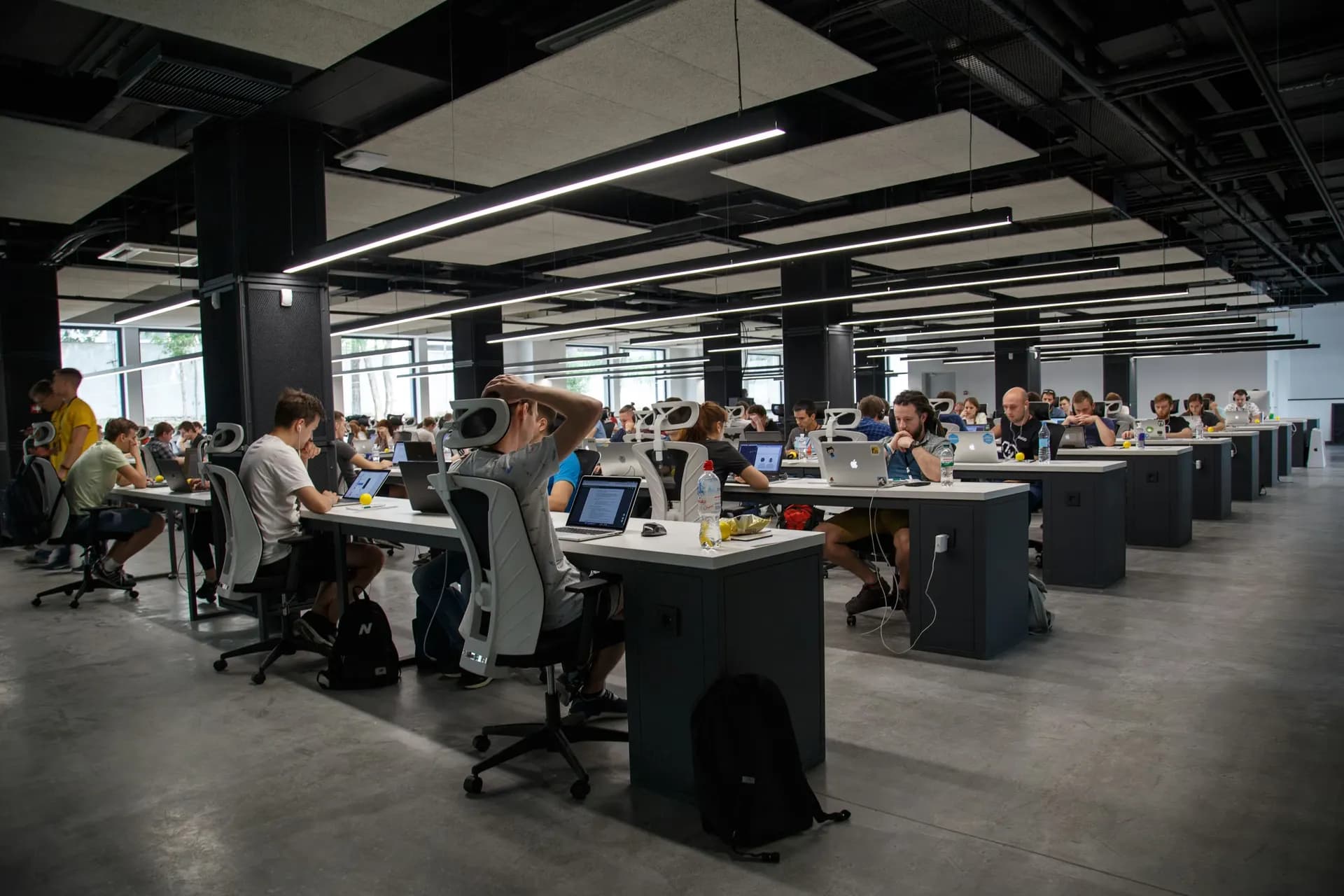 Équipe travaillant dans un bureau ouvert moderne